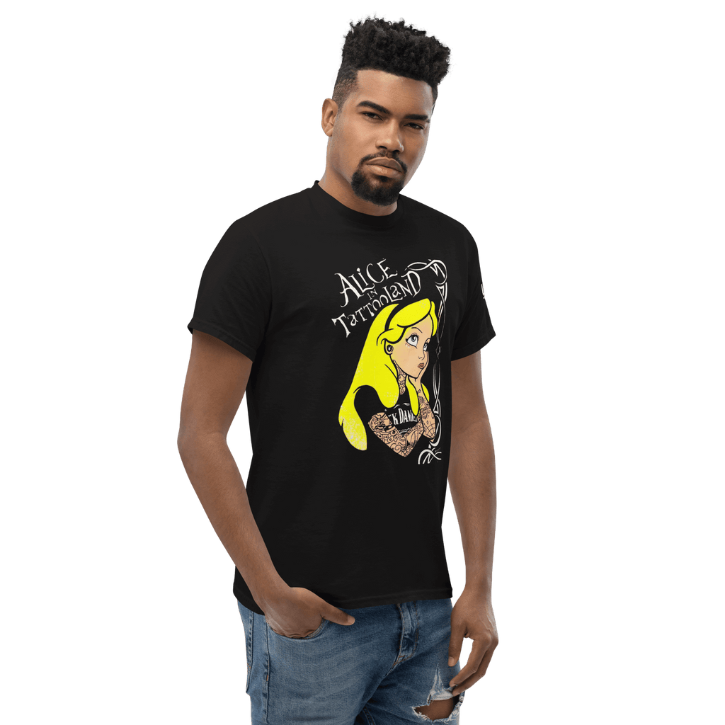 🔵👸 ALICIA EN TATTOOLAND 🎯 - Camiseta Unisex en color negro, modelo masculino con diseño de Alicia tatuada.