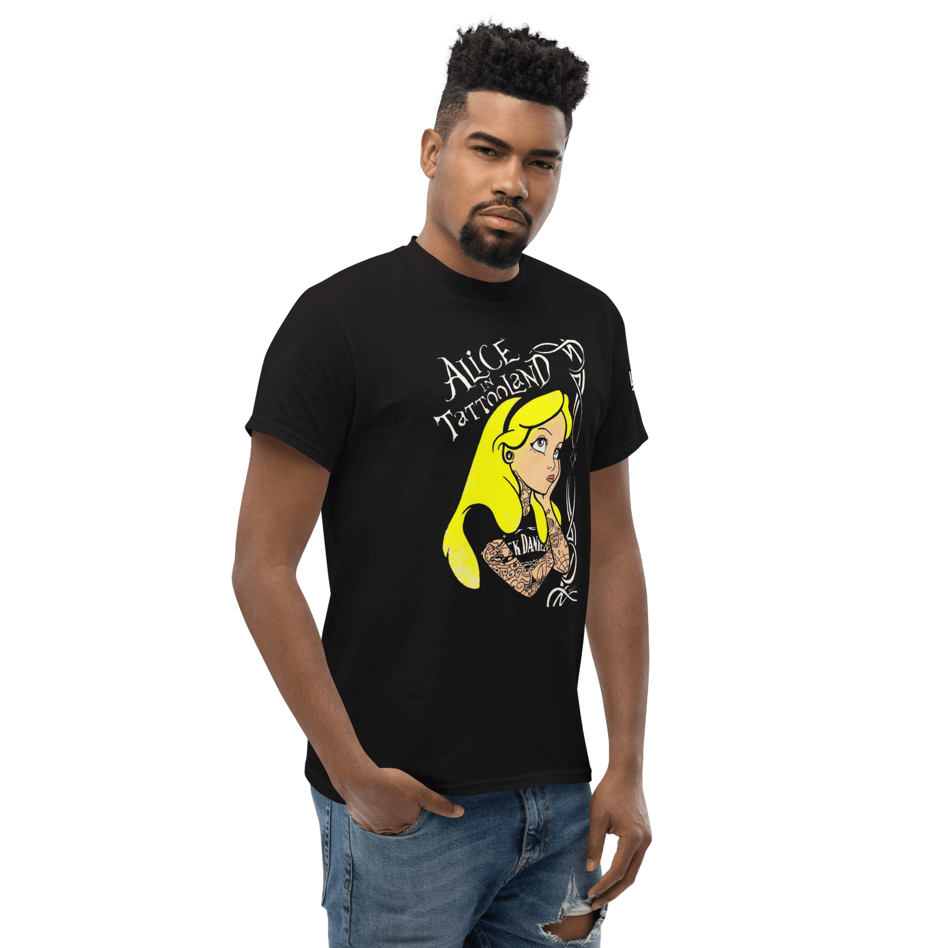 🔵👸 ALICIA EN TATTOOLAND 🎯 - Camiseta Unisex en color negro, modelo masculino con diseño de Alicia tatuada.