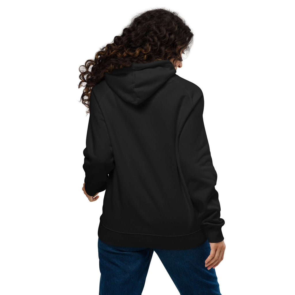 Mujer con sudadera con capucha negra, vista trasera, ideal para un estilo cómodo y moderno.