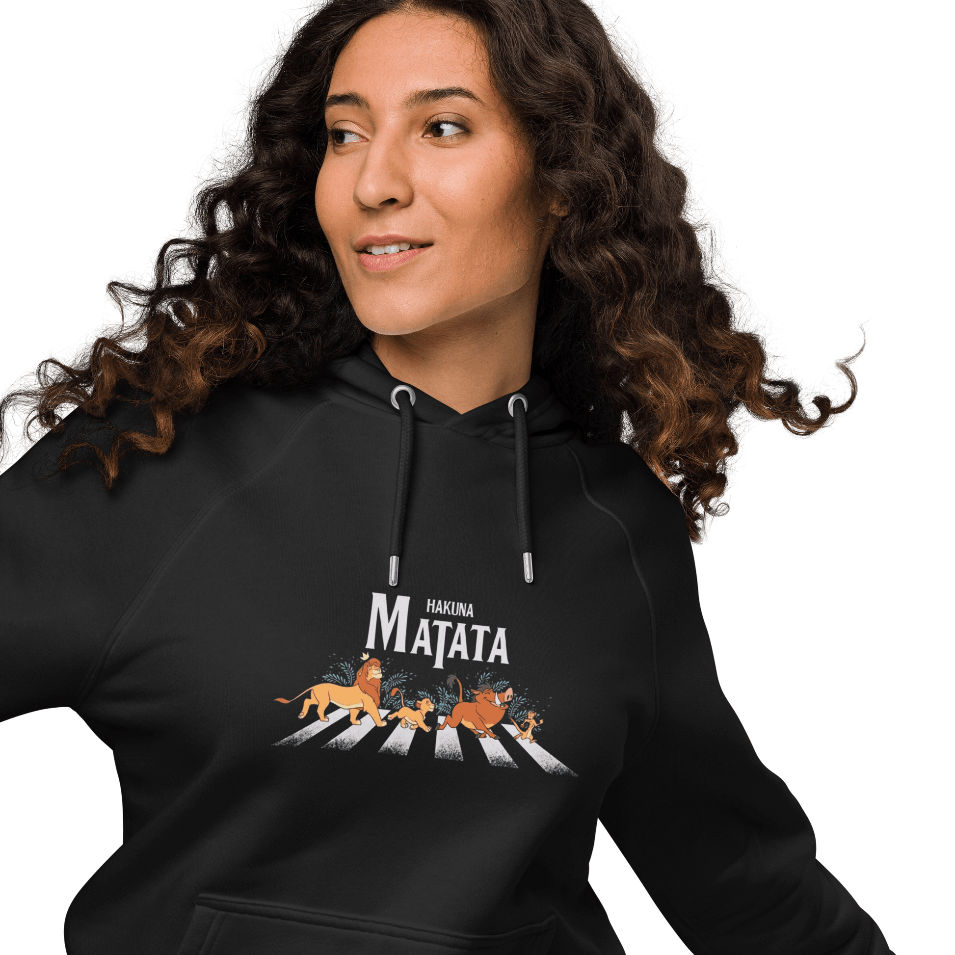 🔵🦁 HAKUNA MATATA - SUDADERA UNISEX 🌅🔵 Mujer con sudadera negra con diseño HAKUNA MATATA y estilo urbano.