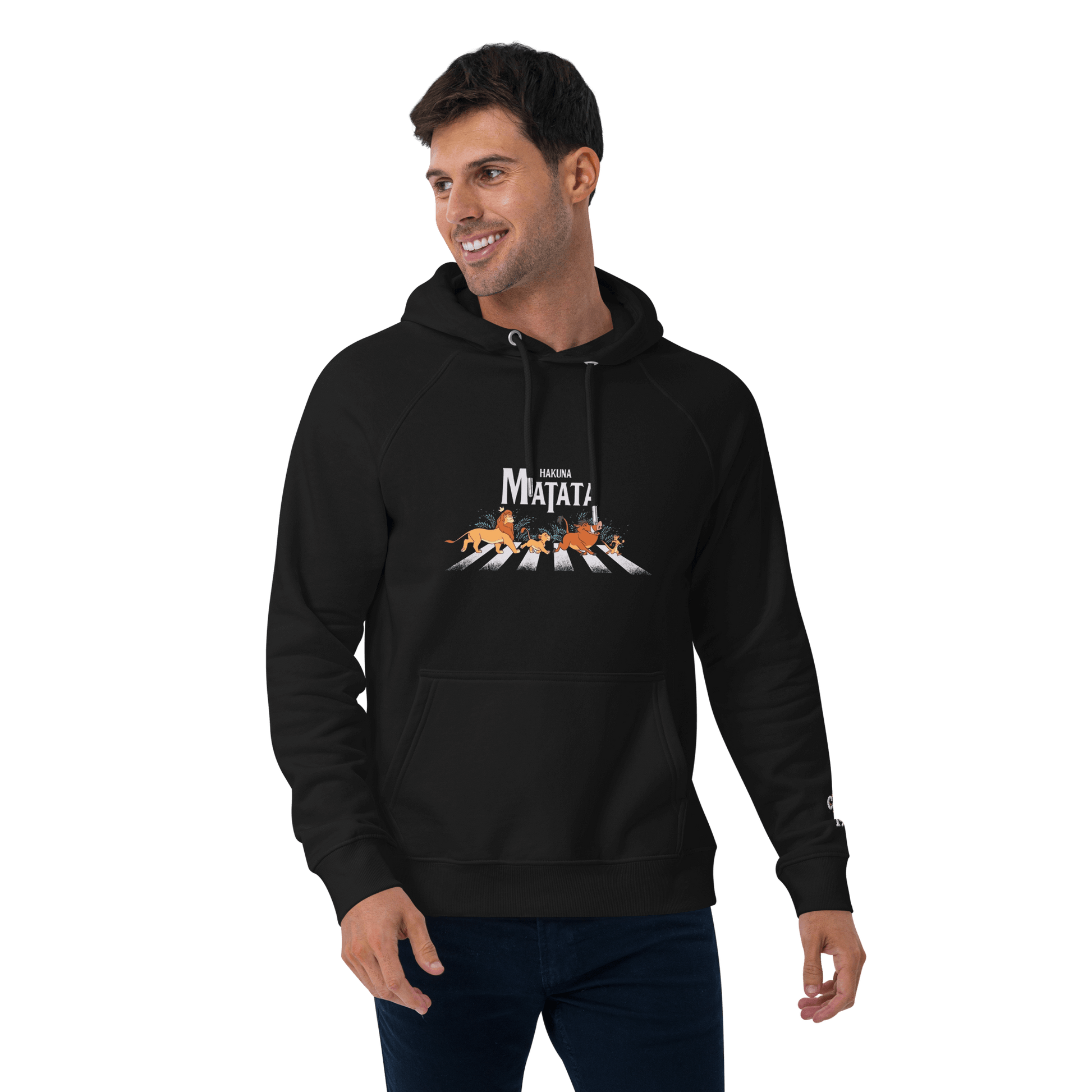 🔵🦁 HAKUNA MATATA - SUDADERA UNISEX 🌅🔵 modelo usando sudadera negra con diseño exclusivo HAKUNA MATATA.