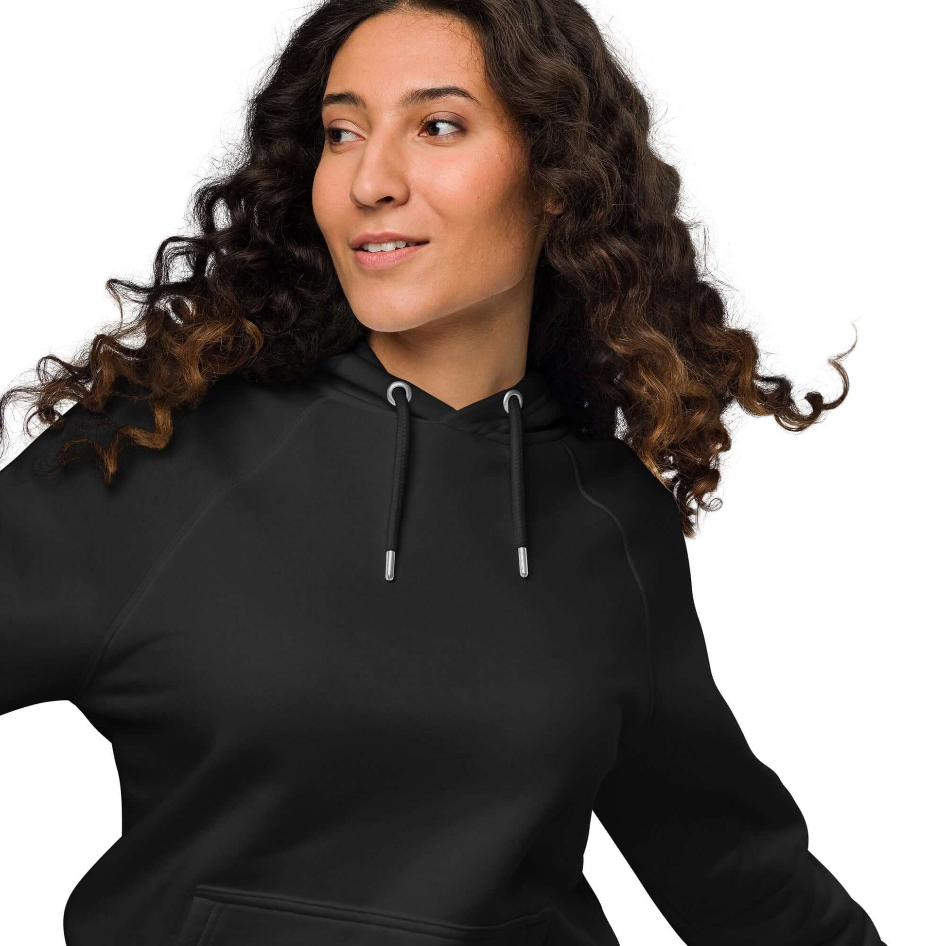 🔵🎭 SUDADERA ROLES - UNISEX 🎭 - Mujer con sudadera negra, luciendo un estilo urbano y cómodo.