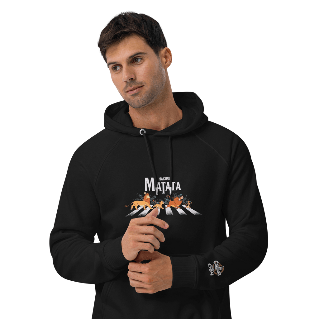🔵🦁 HAKUNA MATATA - SUDADERA UNISEX 🌅🔵 modelo usando sudadera negra con diseño urbano y buena vibra.