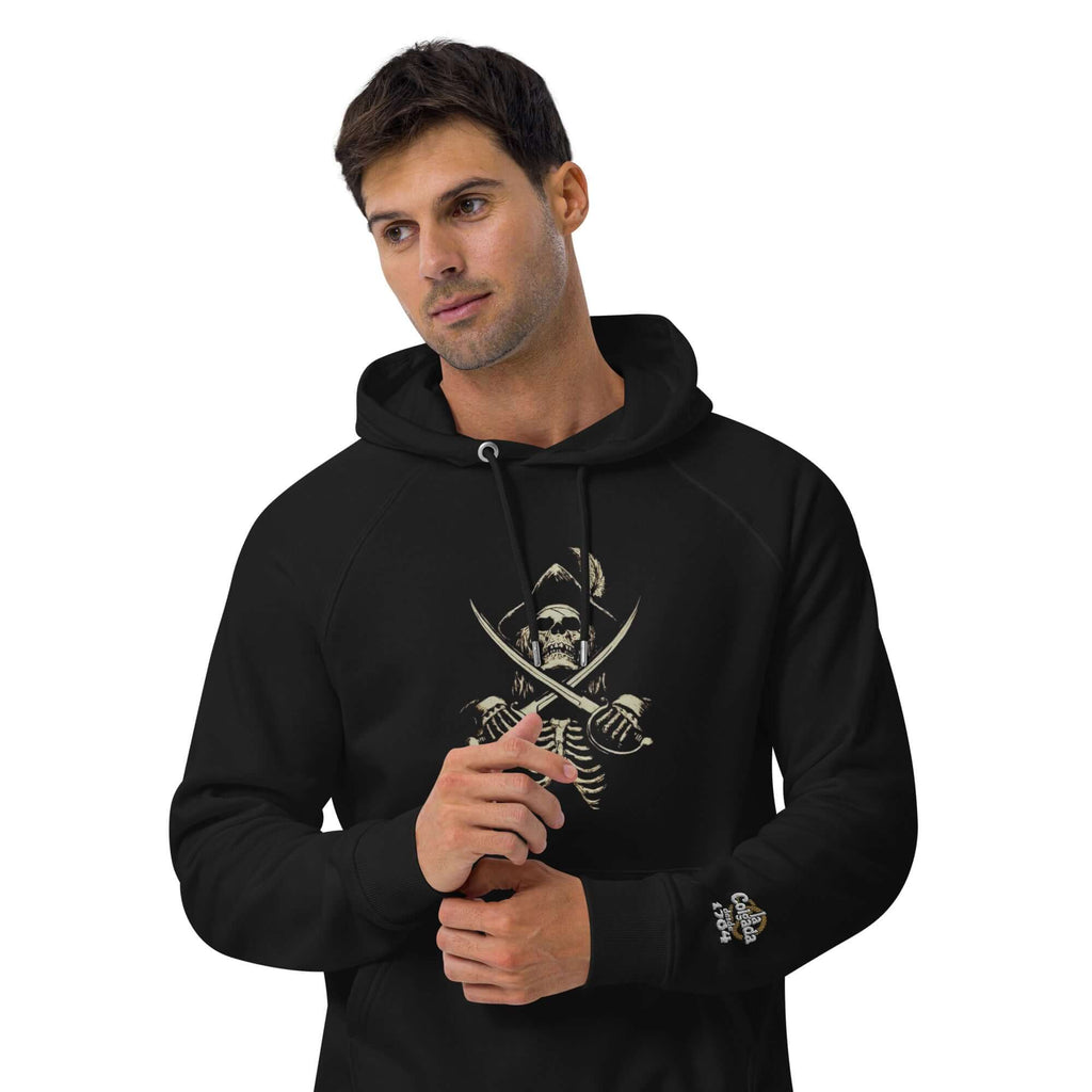 Hombre usando una sudadera pirata negra con diseño de calavera y espadas, estilo urbano y unisex, ideal para amantes de la moda rebelde.