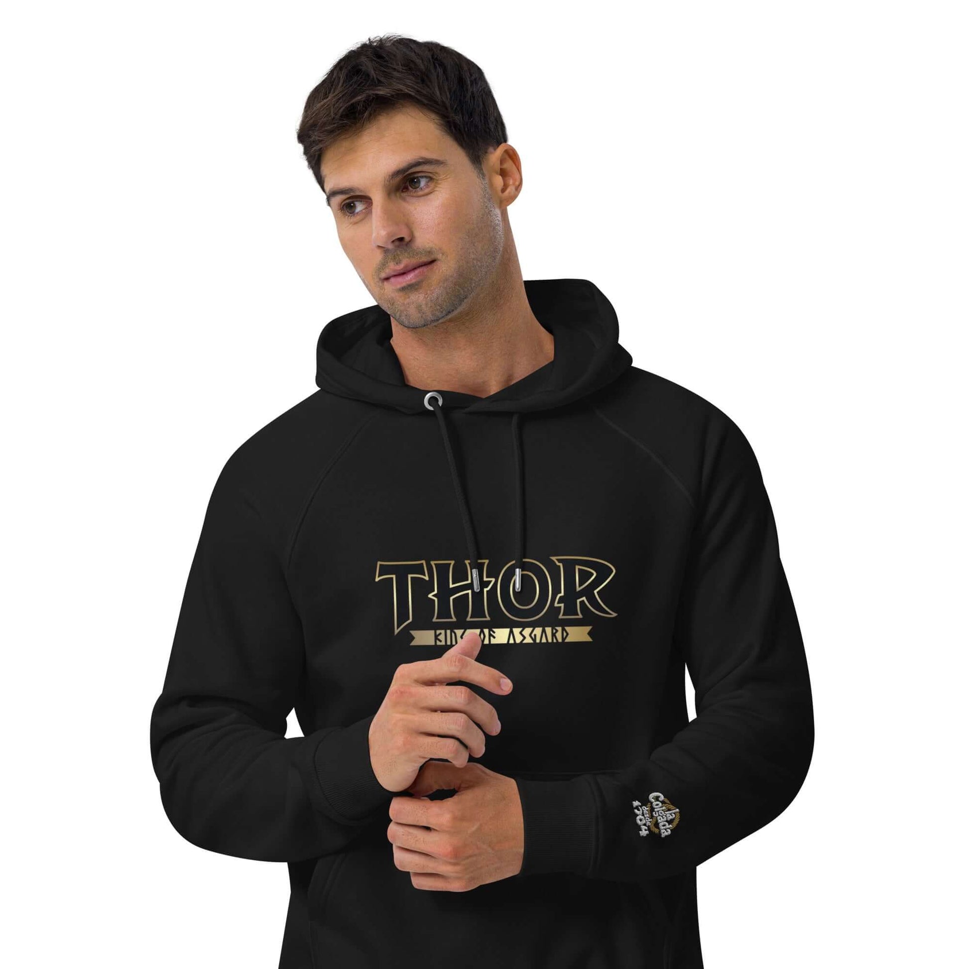 SUDADERA THOR - Hombre vistiendo sudadera negra con capucha, diseño de letras doradas, estilo nórdico, comodidad y poder.