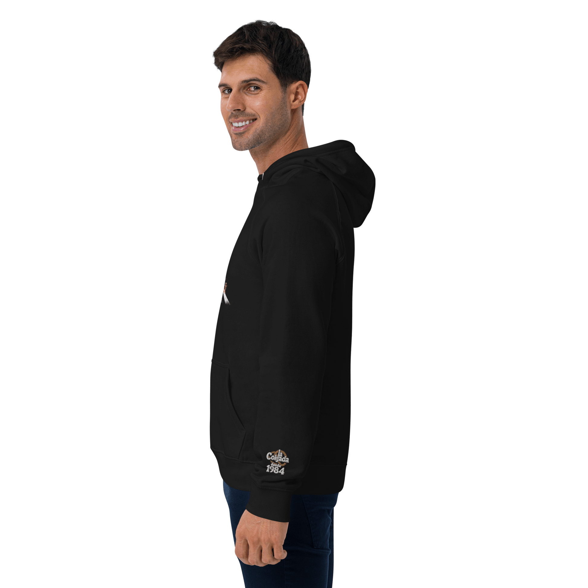 🔵🦁 HAKUNA MATATA - SUDADERA UNISEX 🌅🔵 modelo usando sudadera negra de perfil.