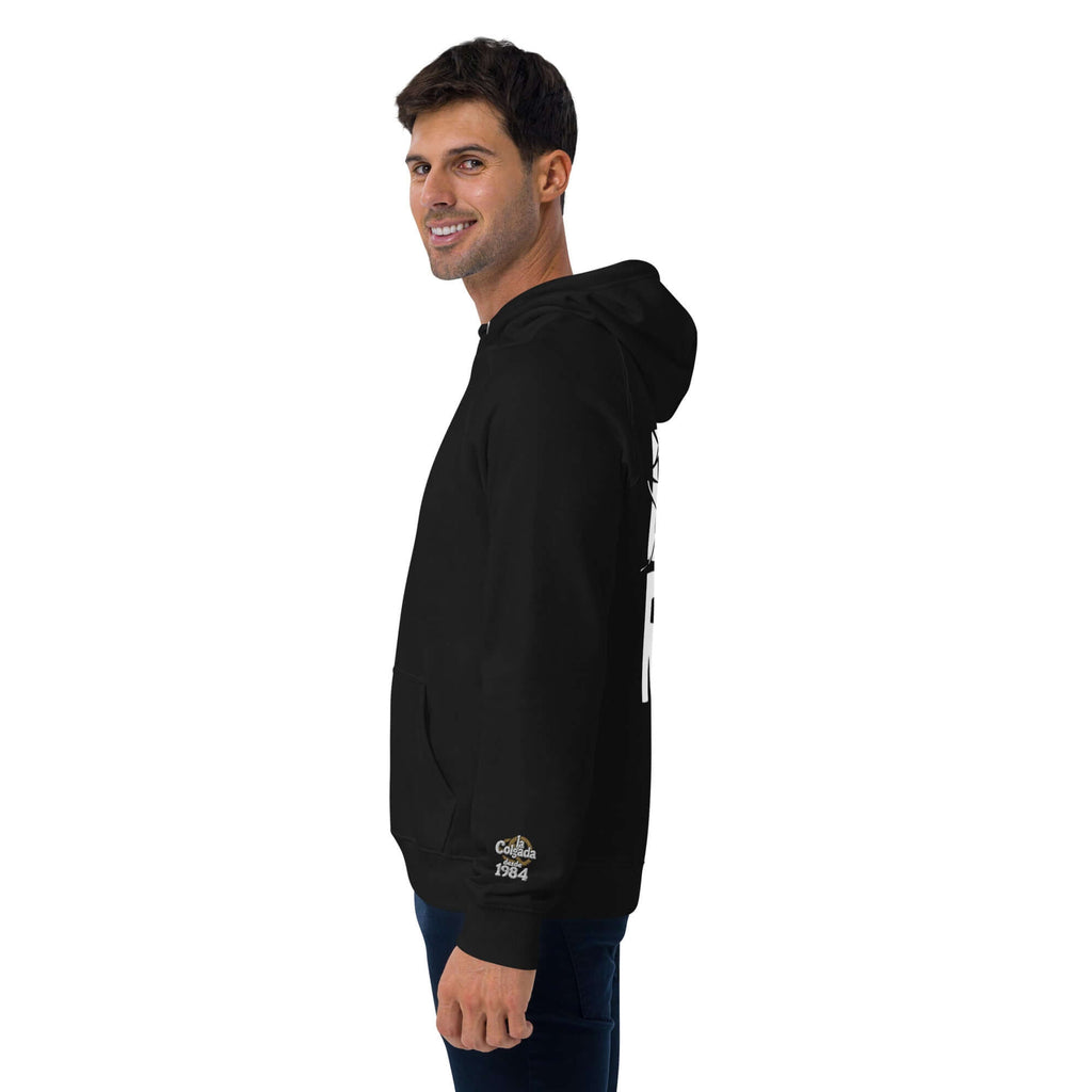 🔵🎭 SUDADERA ROLES - UNISEX 🎭 en color negro, vista lateral con modelo sonriente.