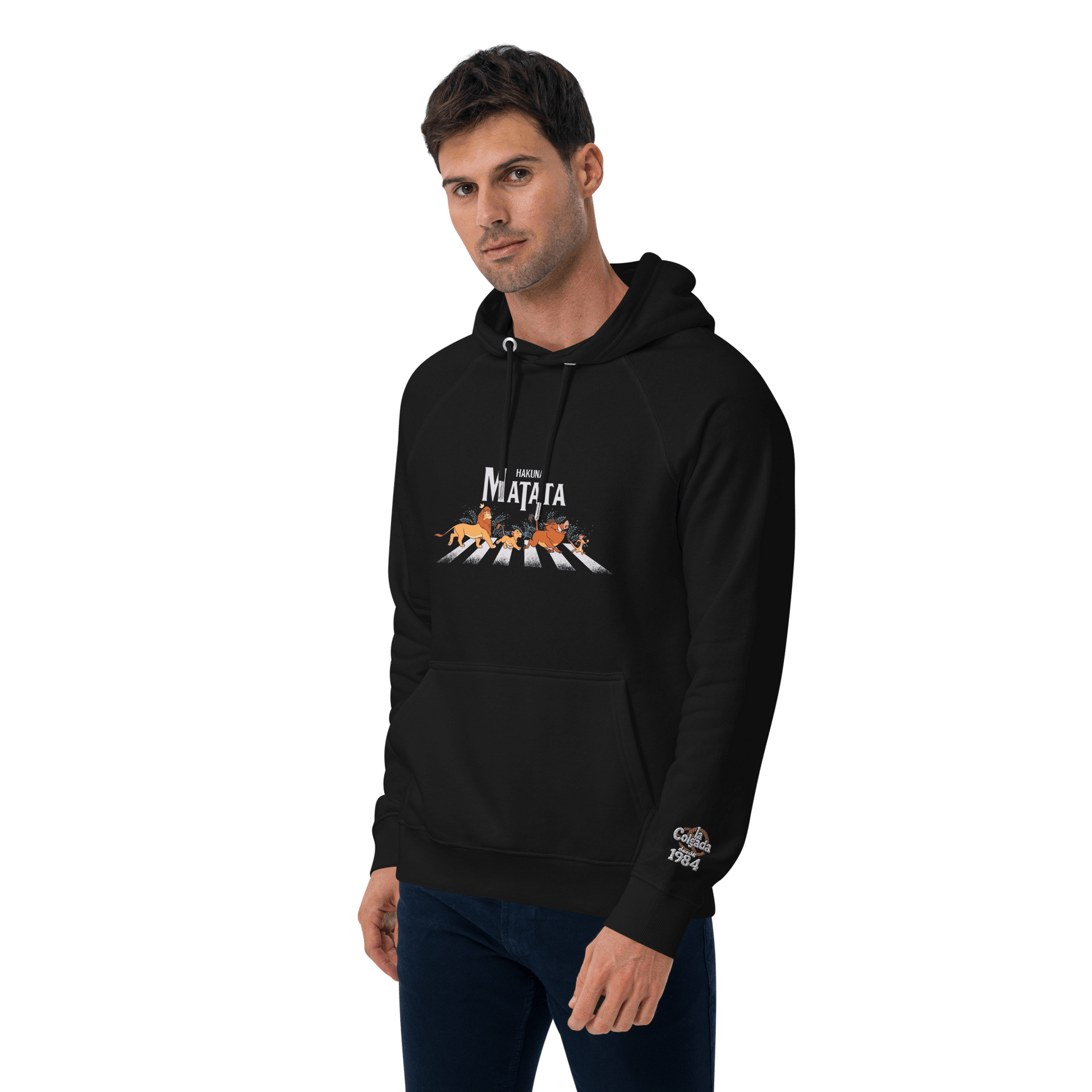 🔵🦁 HAKUNA MATATA - SUDADERA UNISEX 🌅🔵 modelo masculino con diseño exclusivo en color negro.