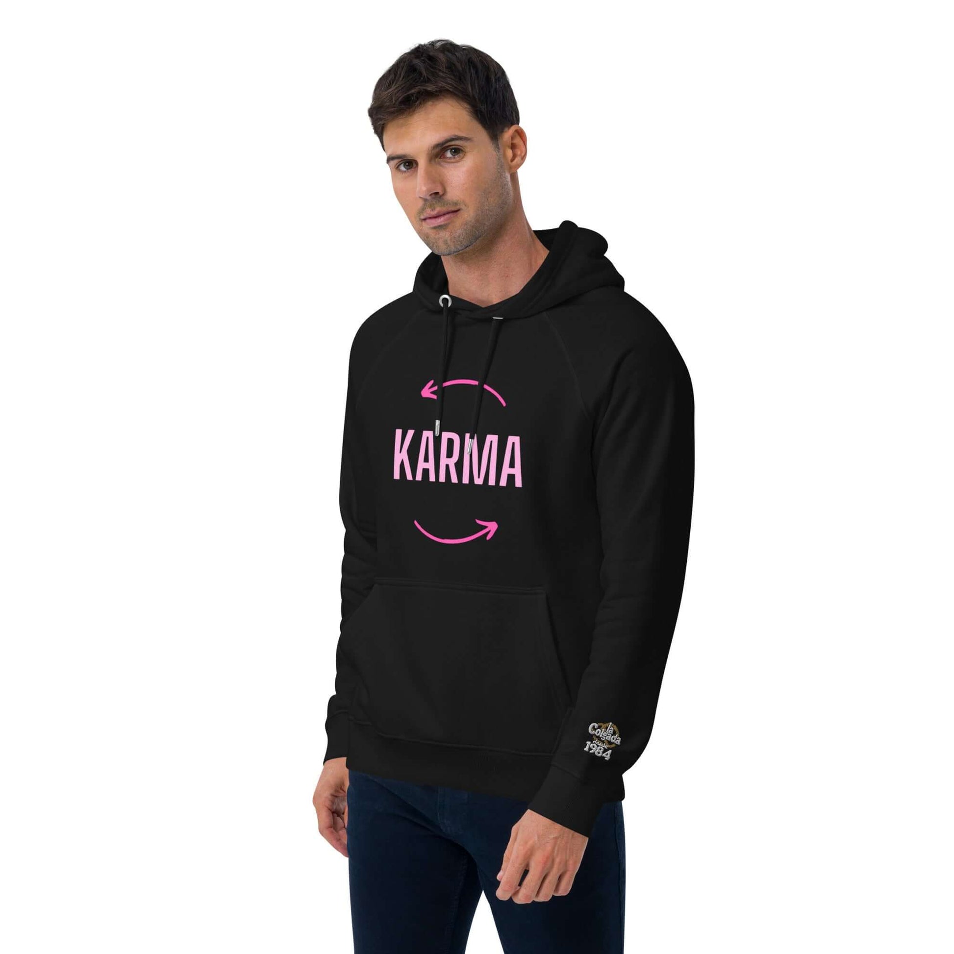 SUDADERA KARMA -UNISEX ¡Lo que das, vuelve!  fusiona el arte urbano, modelo hombre con diseño KARMA en negro.