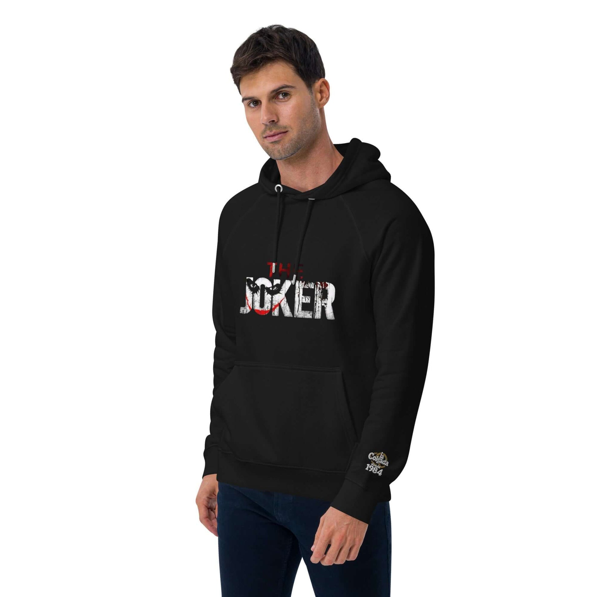 🔵🃏 JOKER - SUDADERA UNISEX 🃏🔵 en color negro, modelo masculino luciendo un diseño urbano y moderno.