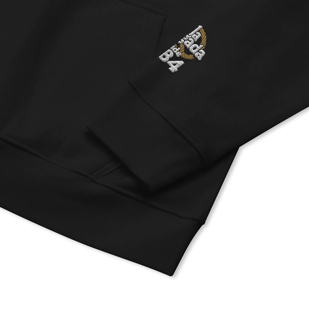 SUDADERA negra con diseño en la manga, perfecta para ofrecer comodidad y estilo todos los días.